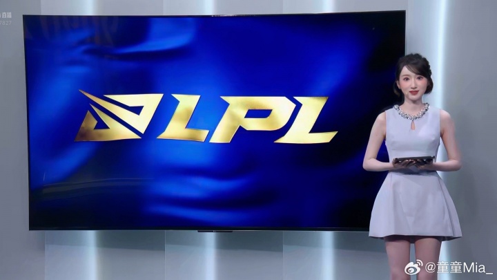 今日LPL互动女主持人童童分享工作照：好久不见大家~