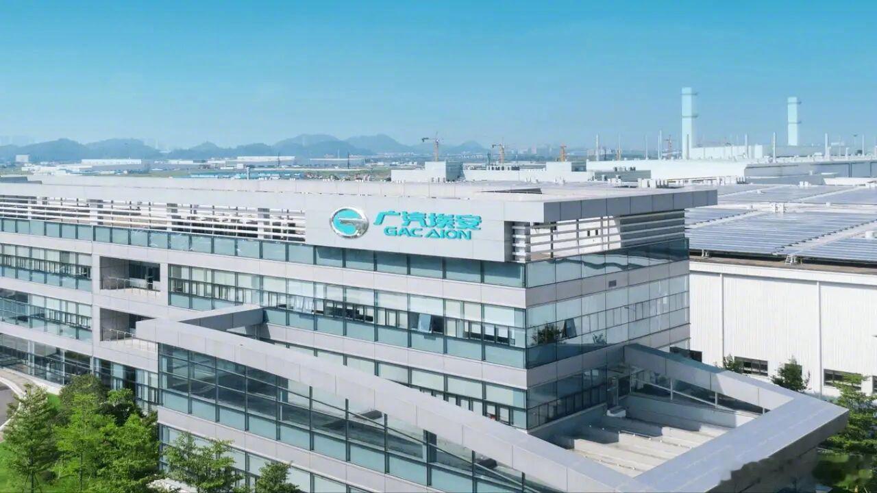 【传杨龙接替肖勇执掌埃安营销】据《汽车公社》 报道，作为广汽集团今年人事换防的重