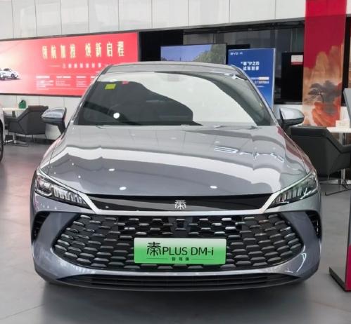 这款比亚迪秦PLUS DM-i还是比较耐看的，流线型做得非常不错，感觉不管开到什