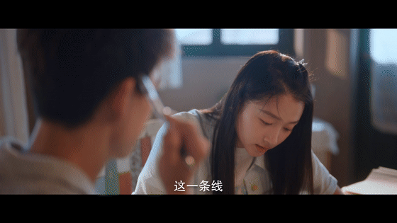 关晓彤李昀锐偷看那一眼根本藏不住关晓彤李昀锐你俩真的好会，偷偷看这一眼也是完全让