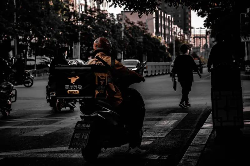 1月14日湖北，花70元跑30公里只为送半桶薯片，外卖员碰到第一次出来跑外卖的小