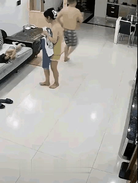 在地砖上赤脚走路，一定不能沾水，否则会摔的很疼。这男子摔的，不单是腰疼，头估计也