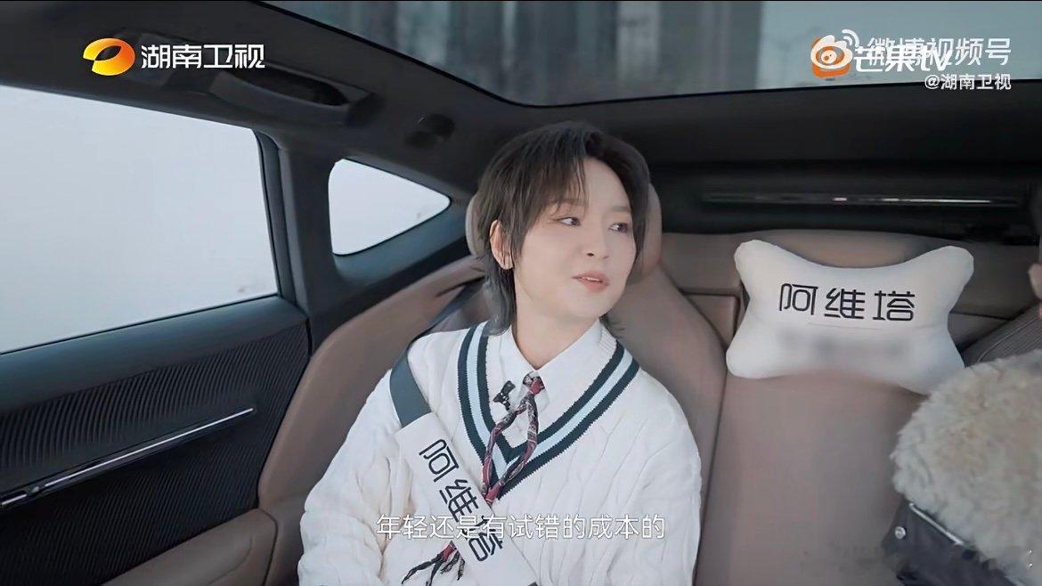 周笔畅回应造型争议从礼服裙的尝试到直面造型评价，周笔畅的成长藏在通透里！把试错当