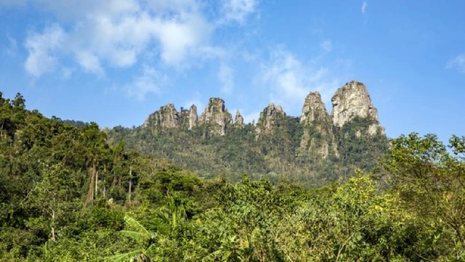 【海南人别说不知道！五指山为啥叫五指山？老牛给你讲个流传千年的传说】老铁们，大家