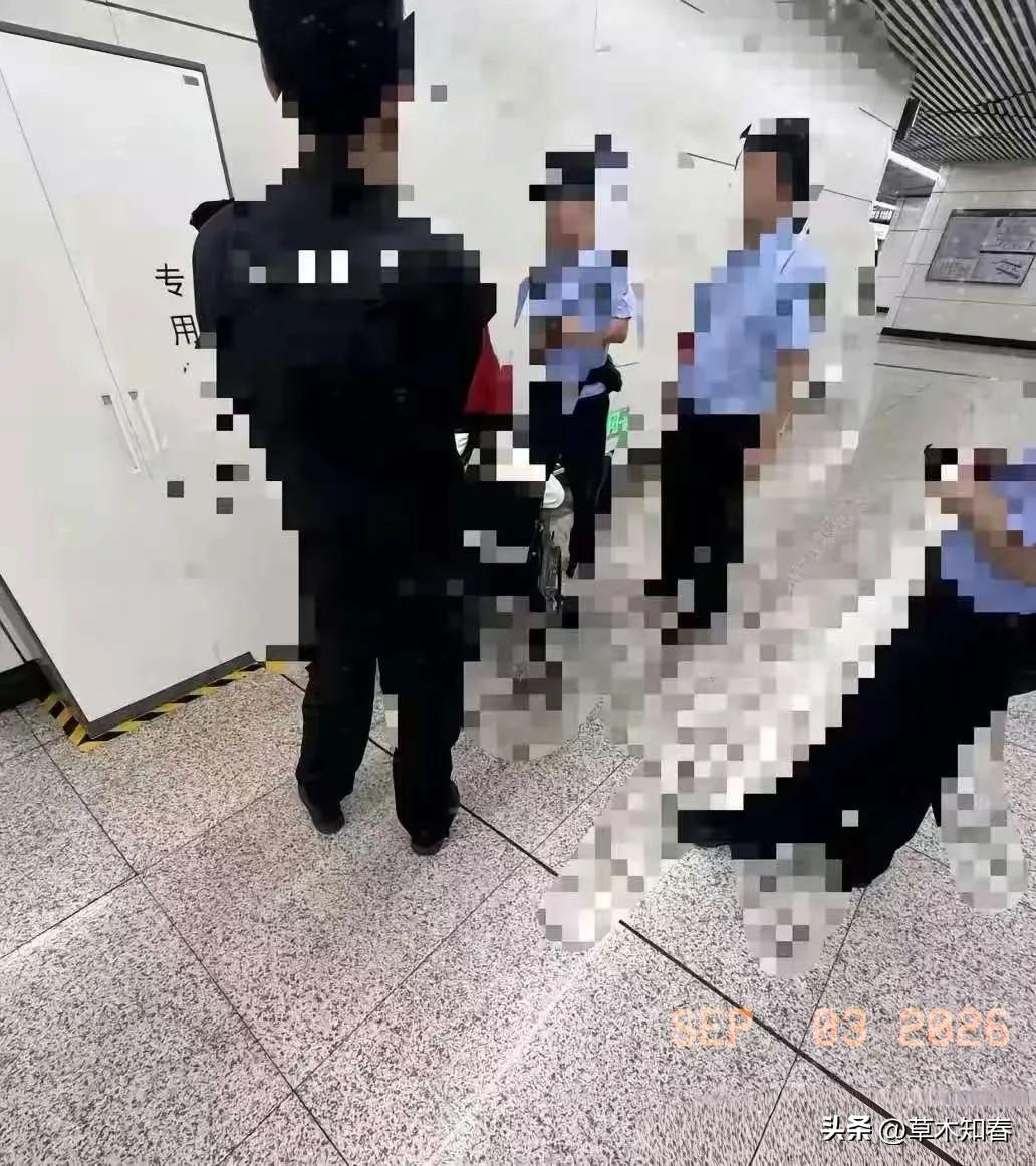 “为了钱，脸都不要了”，
8月31日，在北京地铁上，大学生小陈因为车晃动没站稳摔