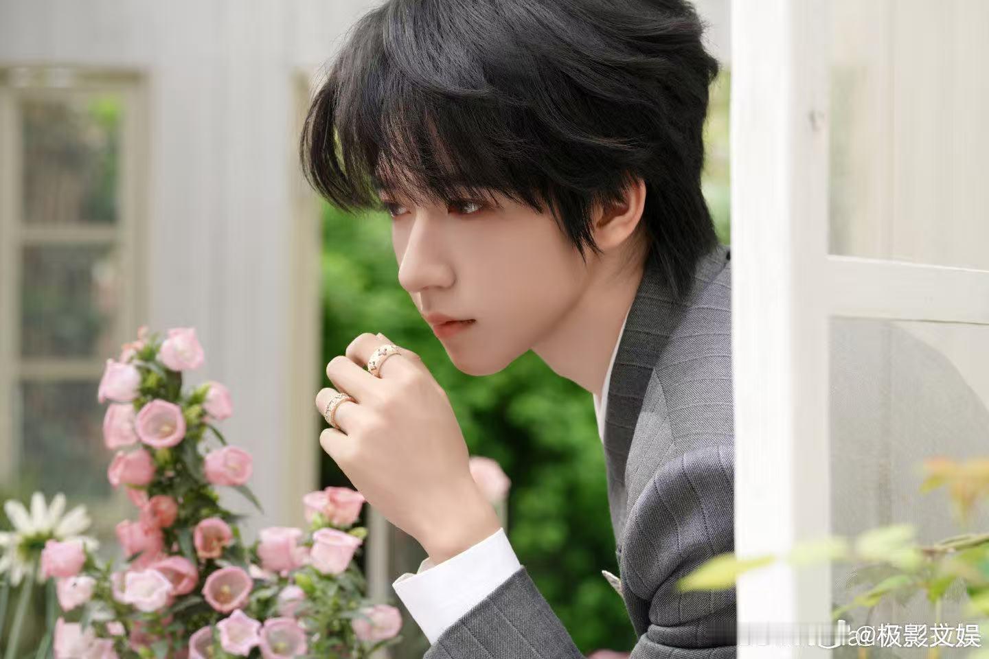 贺峻霖指间叠戴贺峻霖少年气韵贺峻霖指间叠戴，哇塞哇塞，真是不错 
