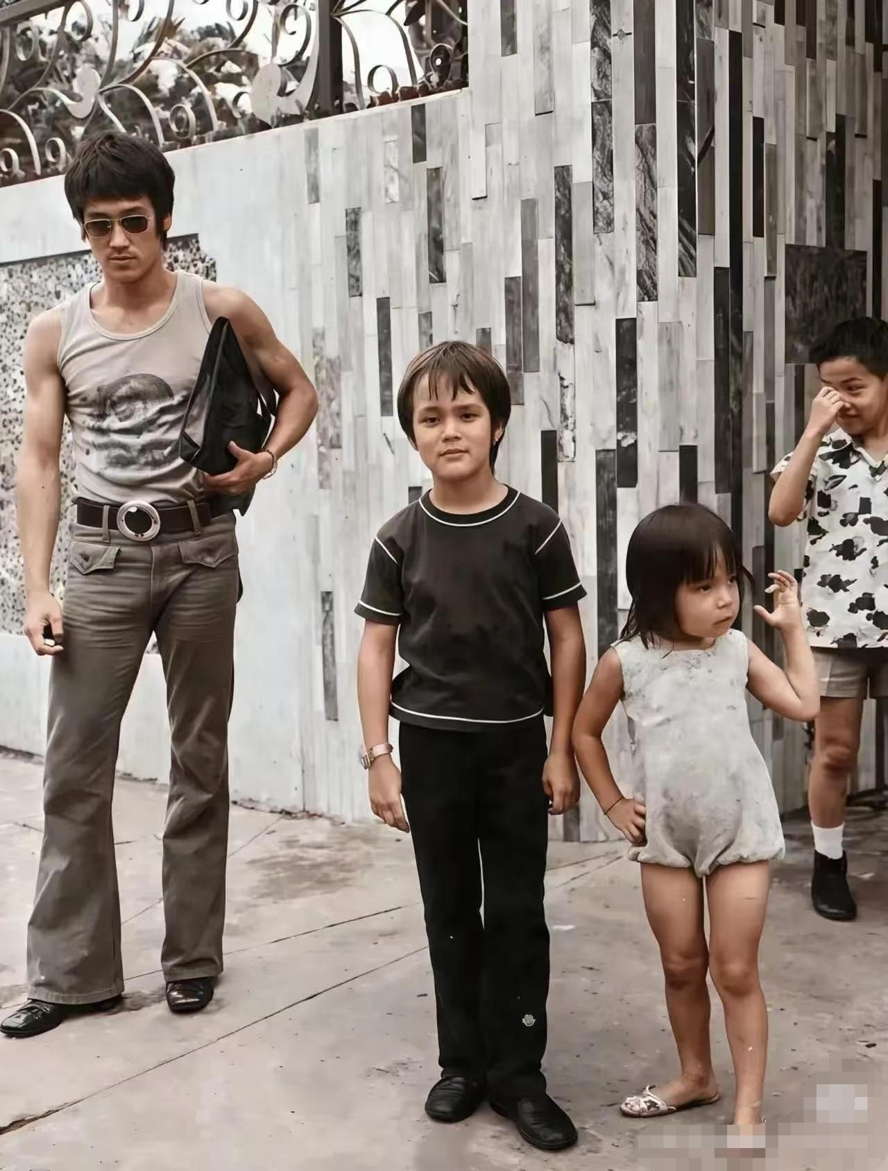 李小龙离世前一年与儿女的合影
这张1972年李小龙与一双儿女的合影。没想到仅过一