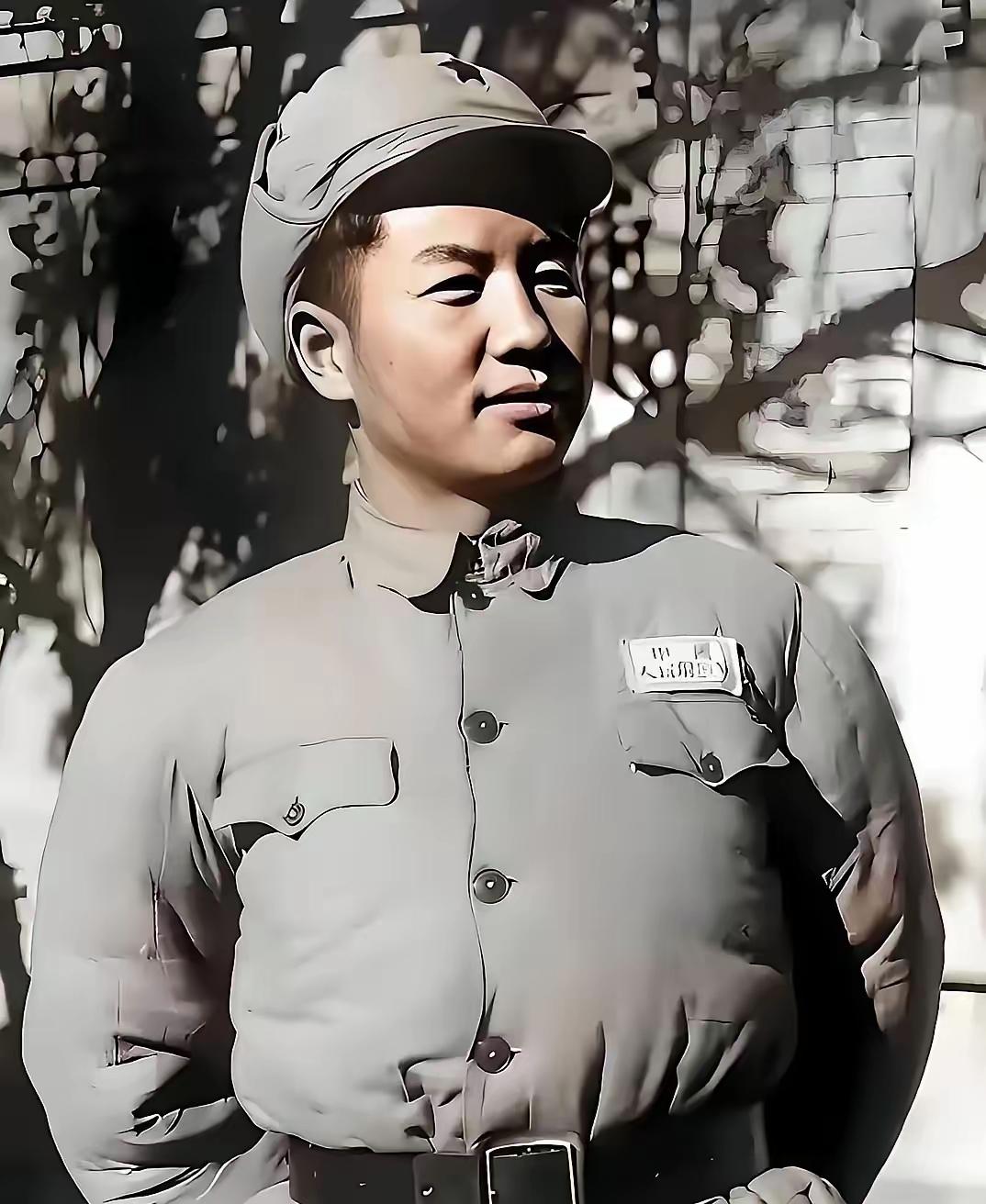 1943年，在狼牙山养病的杨成武，被鬼子包围在山顶没了退路，在这危急时刻，一位老