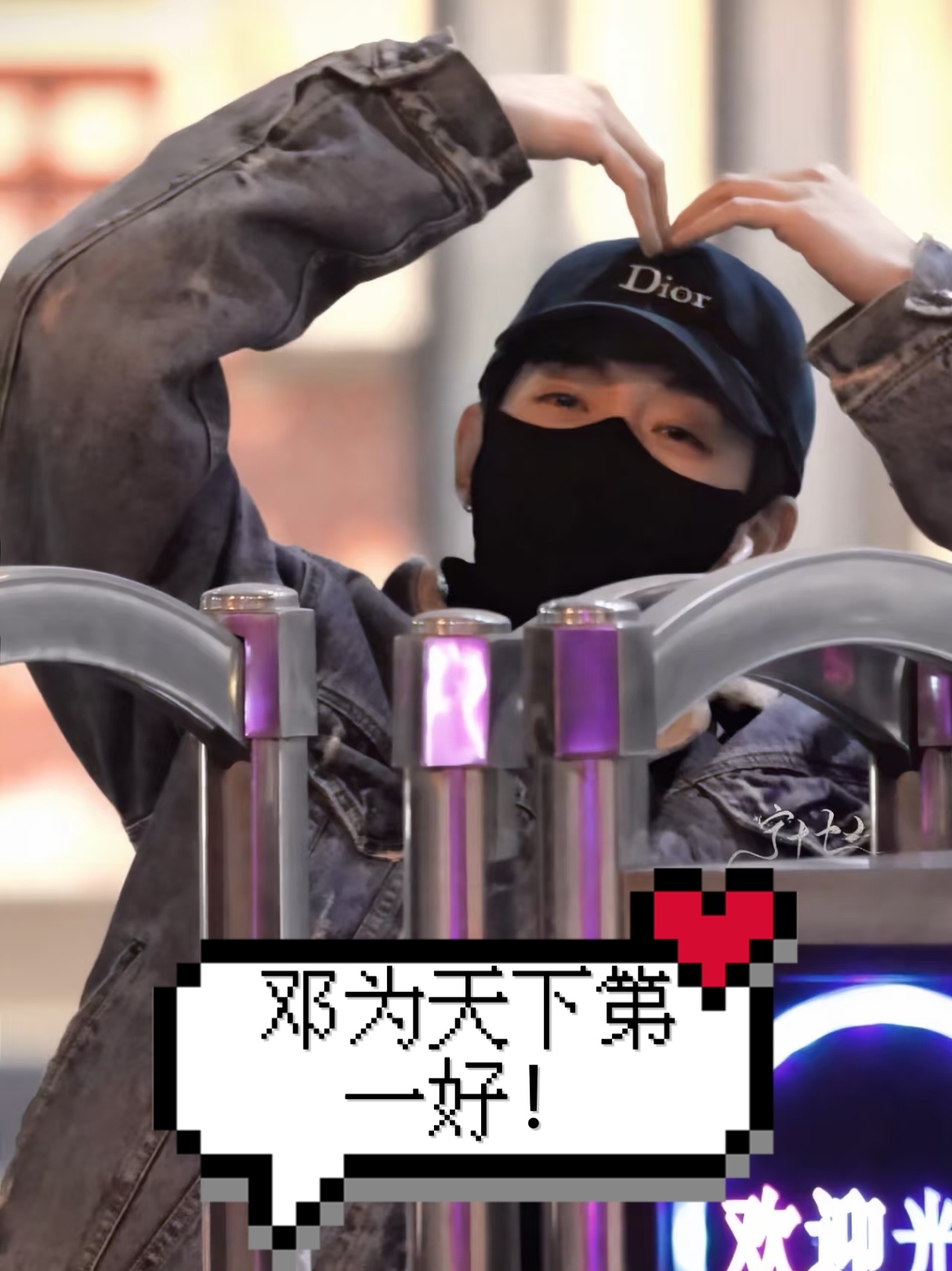 感觉哥哥和钻石上演了偶像剧般双向奔赴那种剧情 边走边跑边摘下耳机 双眼清澈如水笑