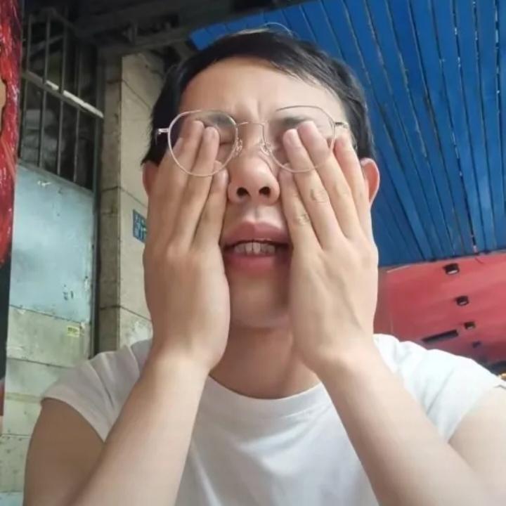 武汉市一家自助火锅店里，三个大人，两个孩子，只买了三张票，自助火锅是按人头算，每