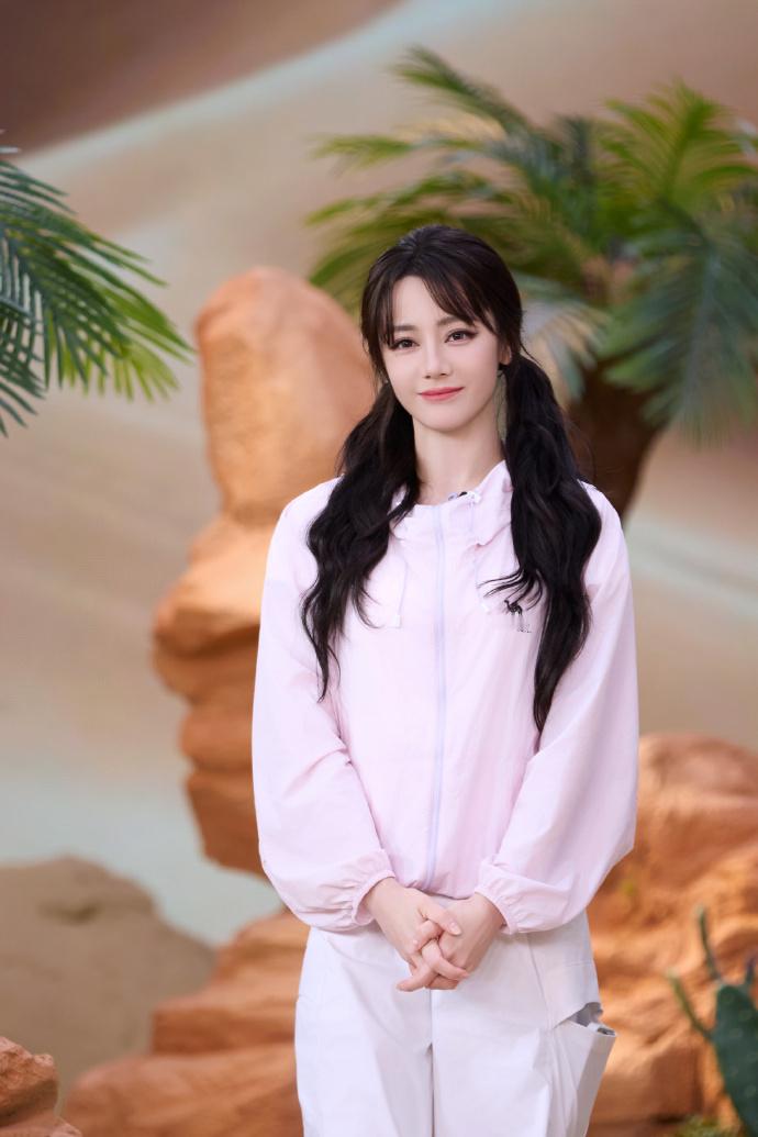 迪丽热巴户外拍照自由感pose 迪丽热巴假日出游穿搭 迪丽热巴户外拍照自由感po