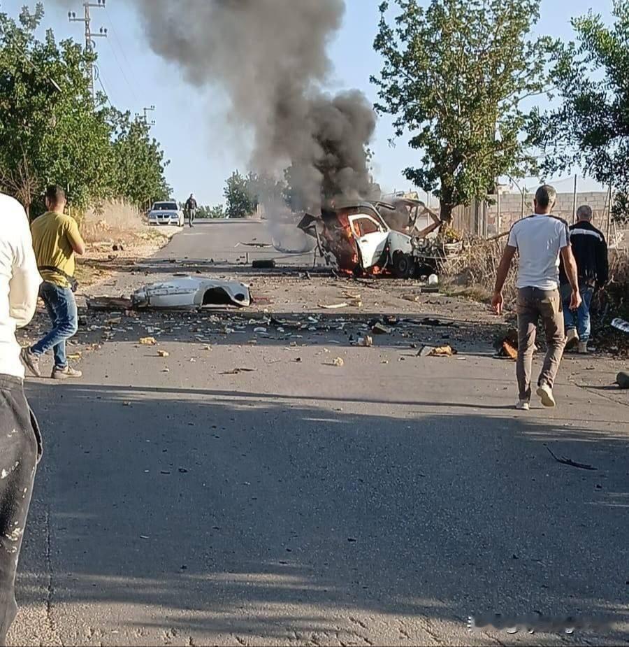 ⚡️🇮🇱🇱🇧 一辆汽车在黎巴嫩南部遭到以色列无人机袭击。