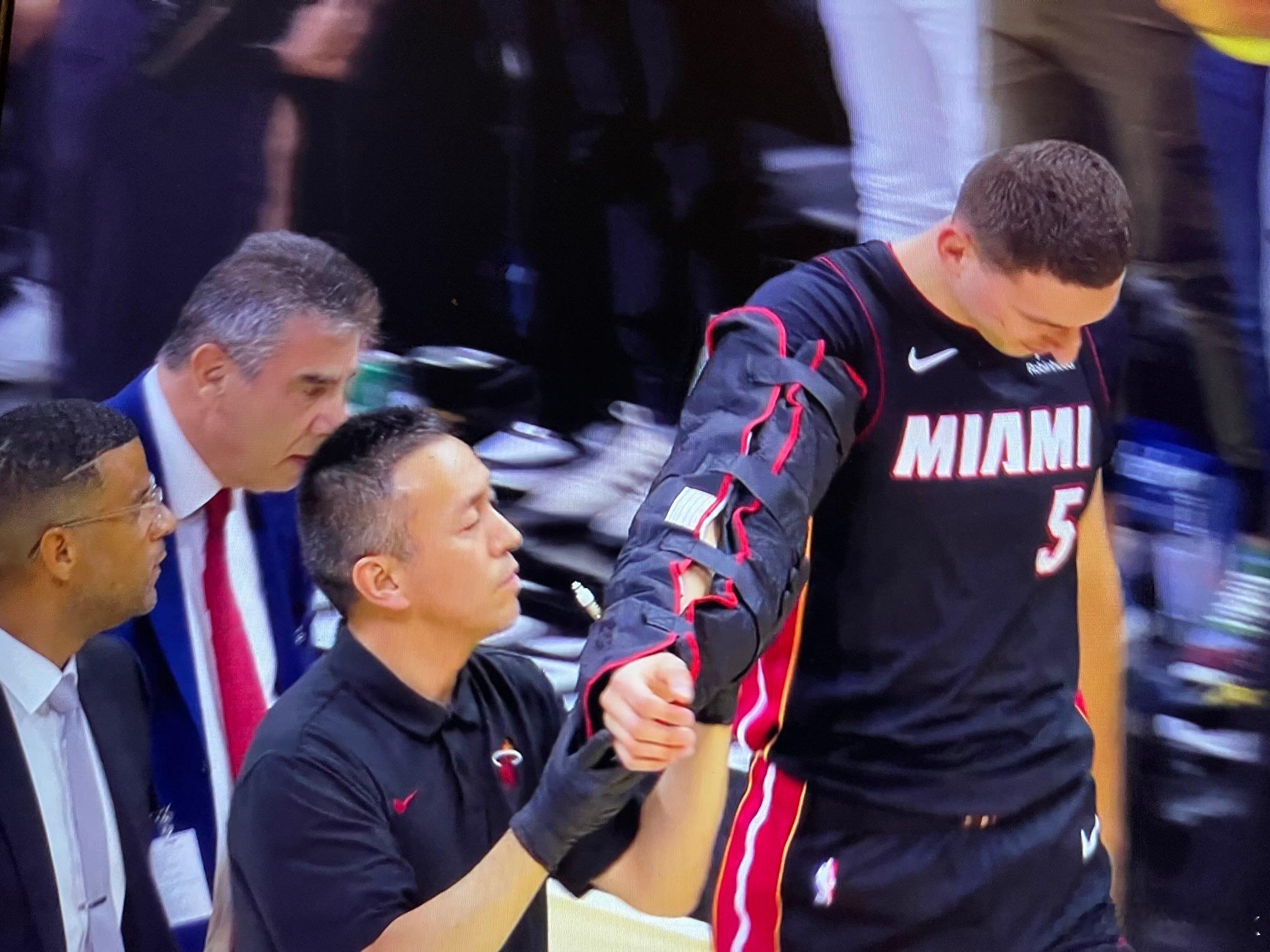 约维奇的臂部X光检查结果呈阴性（无结构性损伤）。他将于明天接受核磁共振检查。猛龙