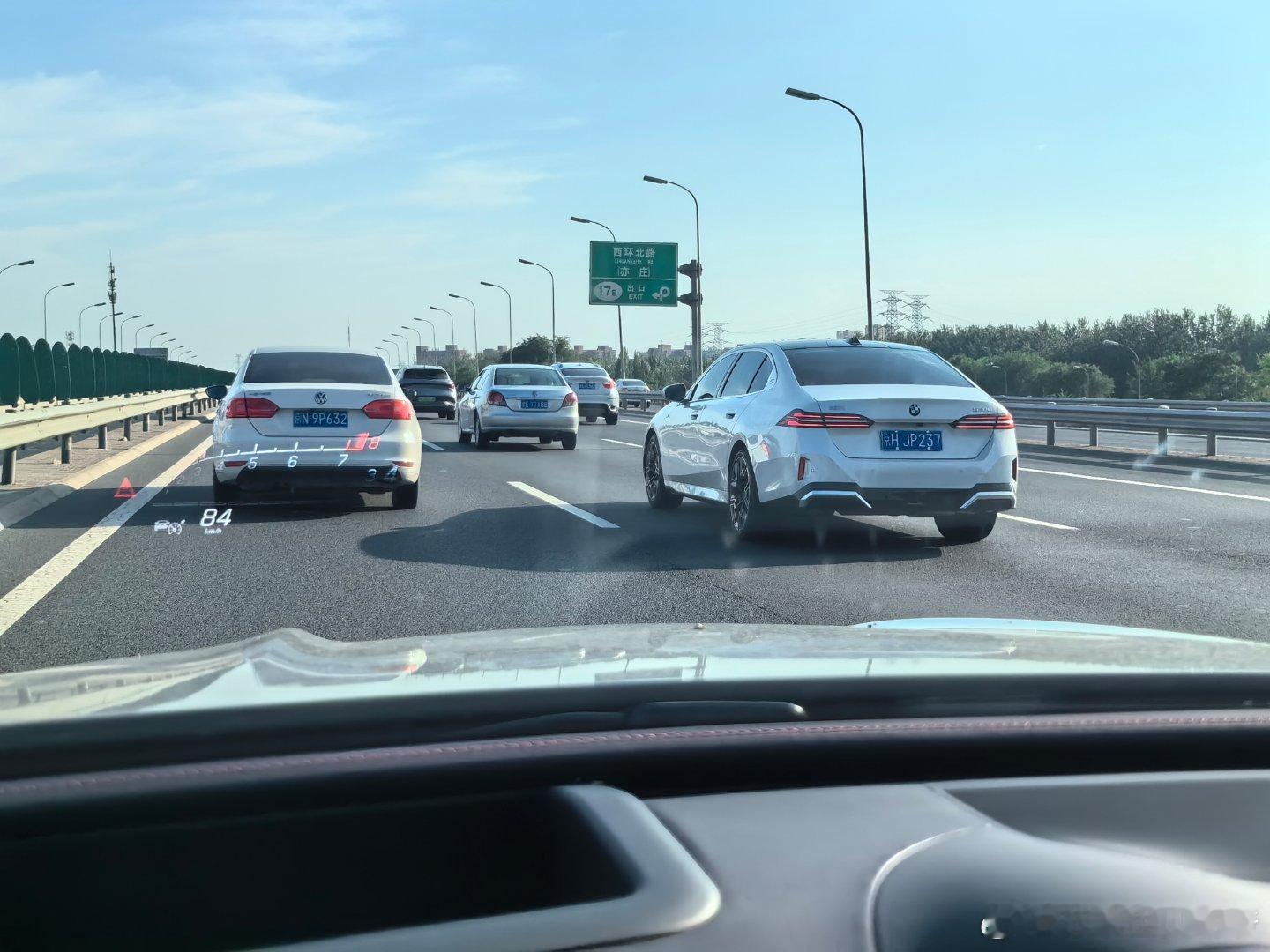 貌似是第一次在北京路上见着新一代5系  ​​​