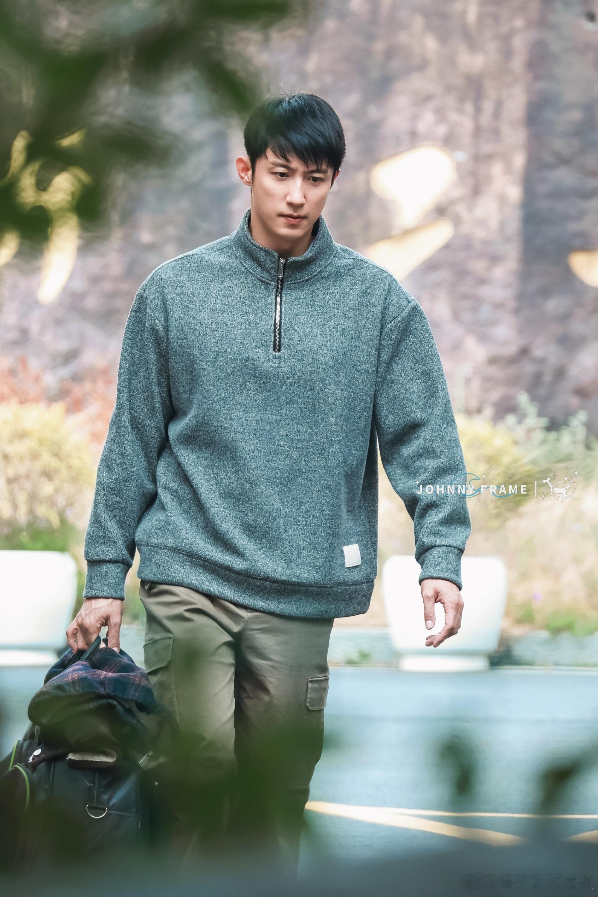 连中通都被黄景瑜拿下啦 赢风剧组也太会玩了吧，直接把中通改成讯通，咱们卢总这气场