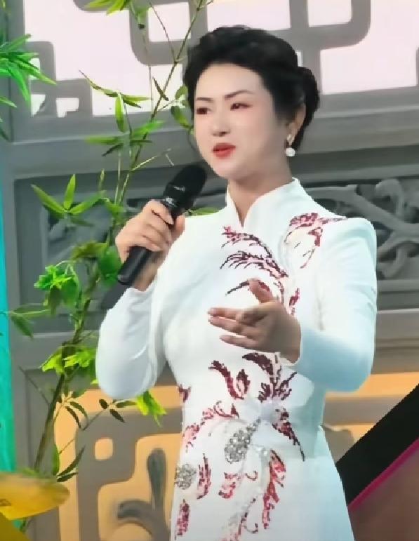 罗姣在央视《民歌中国》栏目演唱自己的原唱歌曲《我把故乡比苏杭》《天边的月亮》，这