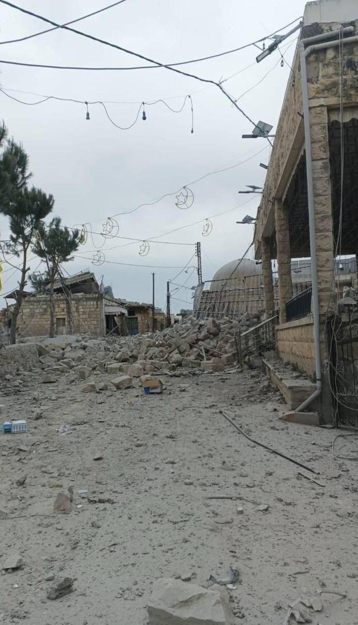 这是黎巴嫩南部一座小镇在以色列国防军（IDF）一系列空袭后的景象。照片中可见装饰