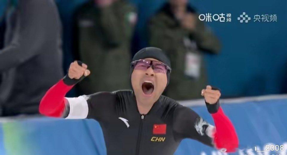 恭喜宁忠岩战胜美国天降紫薇星的乔丹斯托尔茨，获得米兰冬奥会速度滑冰1500米金牌