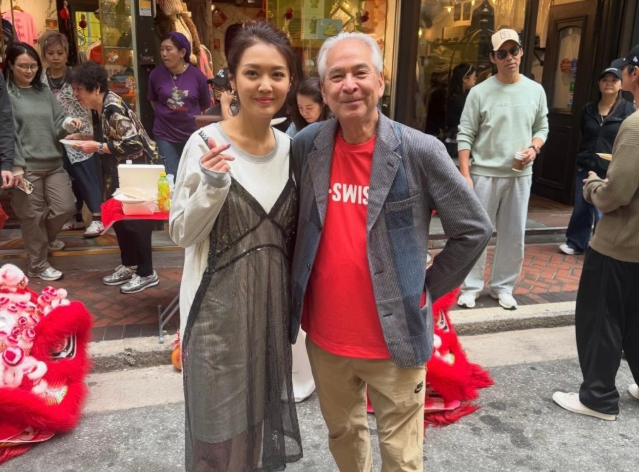 黄德斌太太开设的服装店营业，黄德斌全程在场打点，更一同参与醒狮点睛及敲锣仪式。 