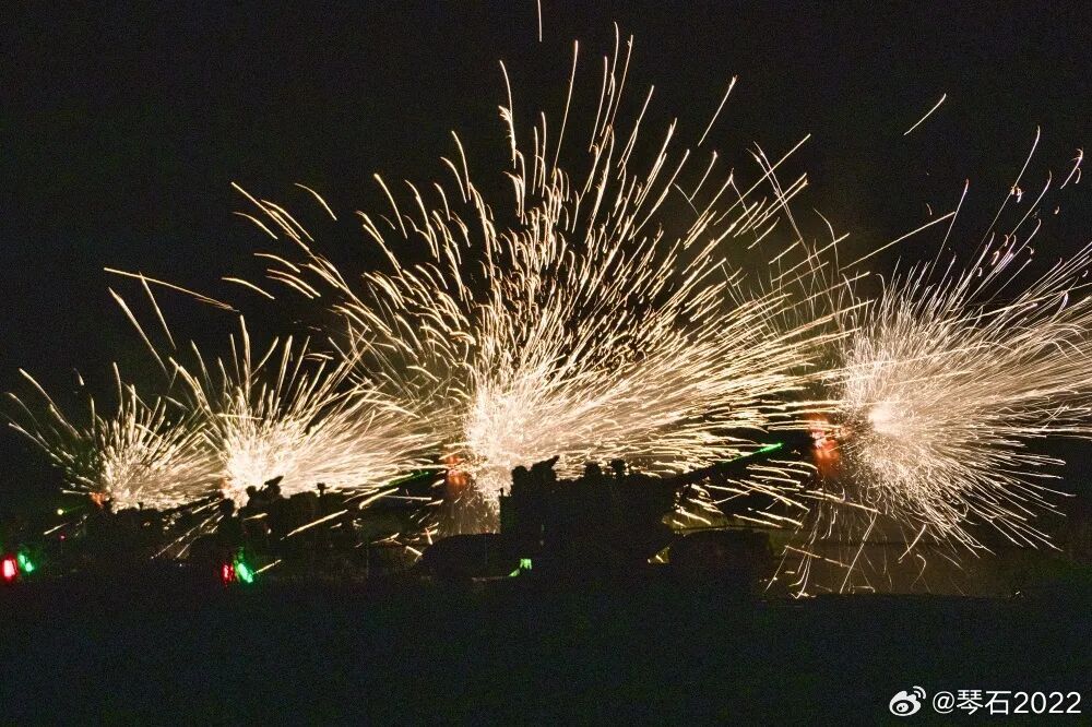 35炮看着就带劲第71集团军某旅在沿海某地域组织高炮分队实弹射击考核。陆军老大哥