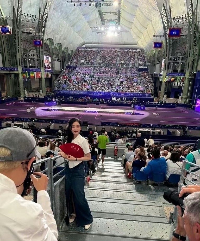 刘诗诗怎么去看奥运比赛还带着摄影师摆pose？又不是去看秀了 ​​​