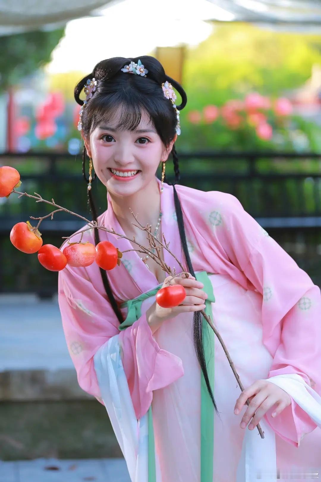 是脸还肉肉的时期🥺田曦薇那时候好甜 