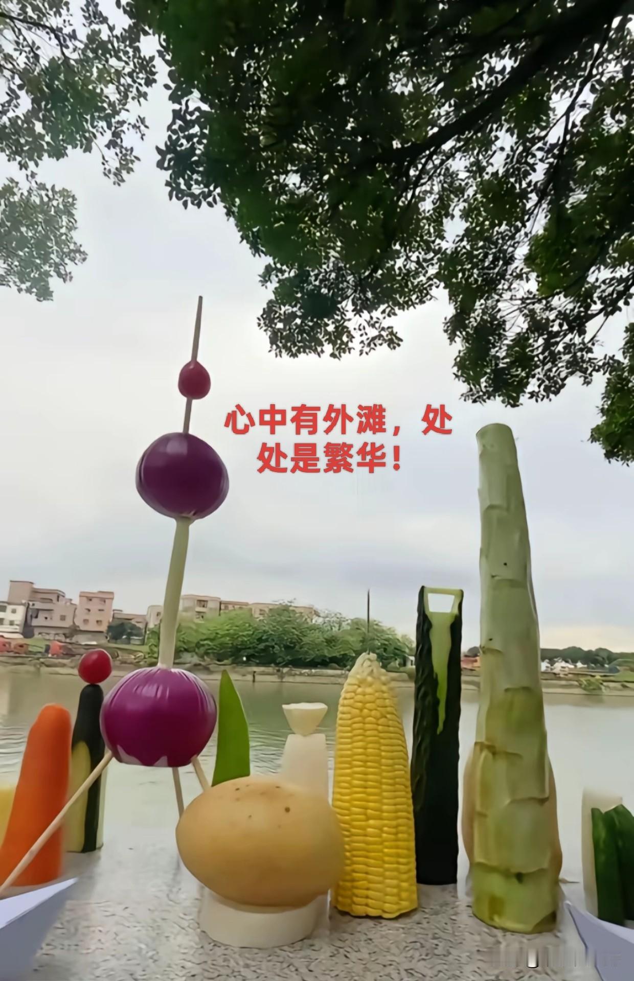 心中有外滩，处处是繁华！
凌晨四点的便利店灯火通明，值班小哥擦拭着玻璃窗倒映出城