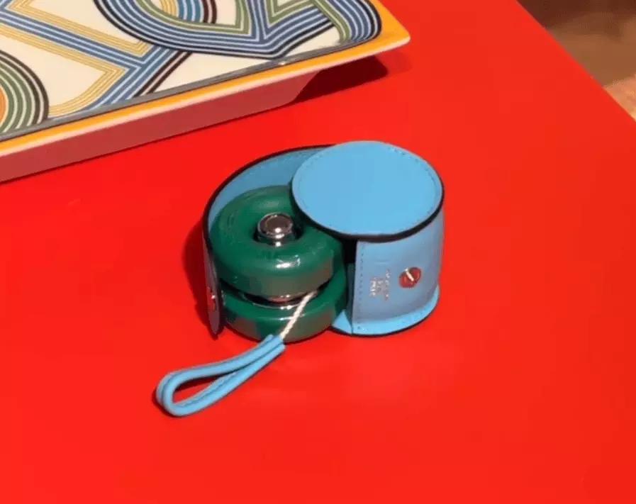 《一个悠悠球卖1万8千元！部分地区已断货》
 
谁能想到，小时候攥在手里搓得飞快