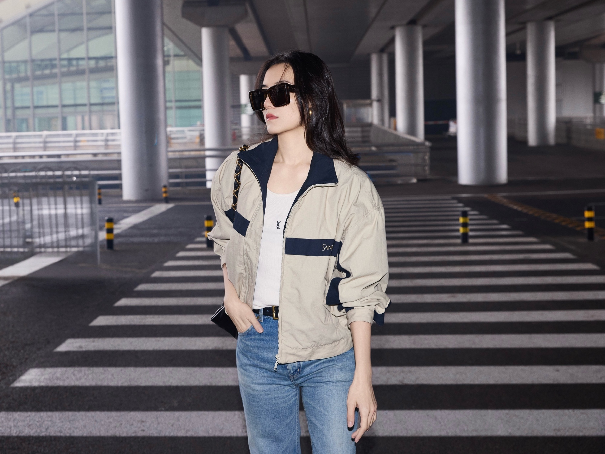 宋佳巴黎时装周出发路透 宋佳启程巴黎时装周，即将作为YSL形象大使亮相品牌202