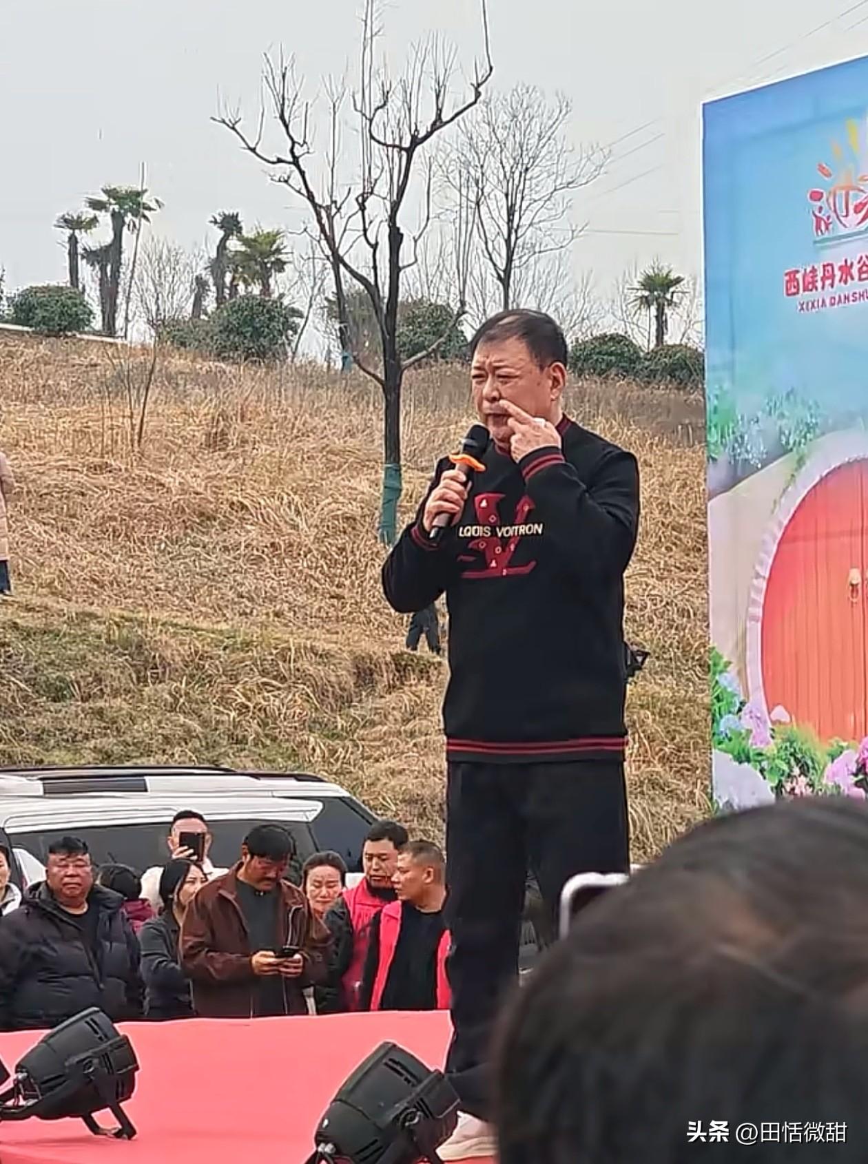 歌手迟志强谈过去，对台下的观众讲，在场的有很多五六十年代出生的，都知道那个年代男