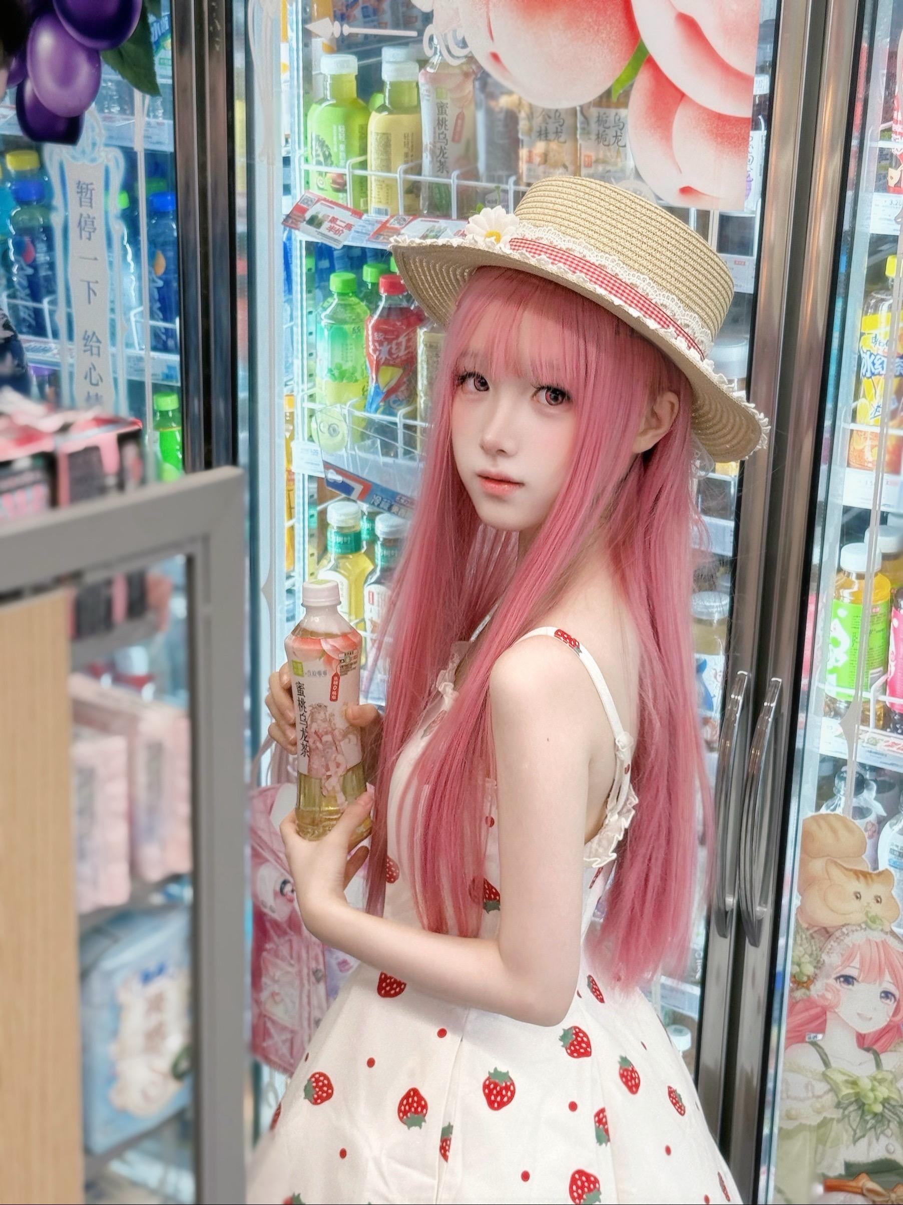 等等！刚刚走过的那个粉发女孩是…