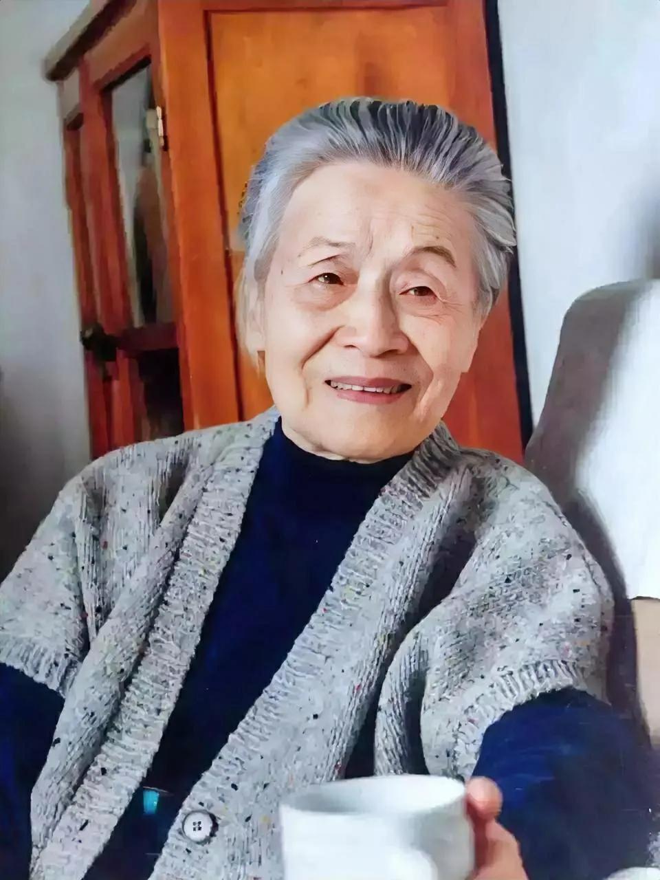 杨绛先生的一生，让人看一次心疼一次。

86岁那年，她先送走女儿钱瑗，温柔安慰孩