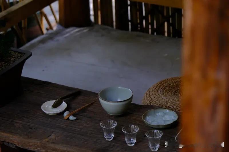 看到“诗酒赏明月”这个上联，瞬间来了兴致。这上联营造了一种月下品诗饮酒的惬意氛围