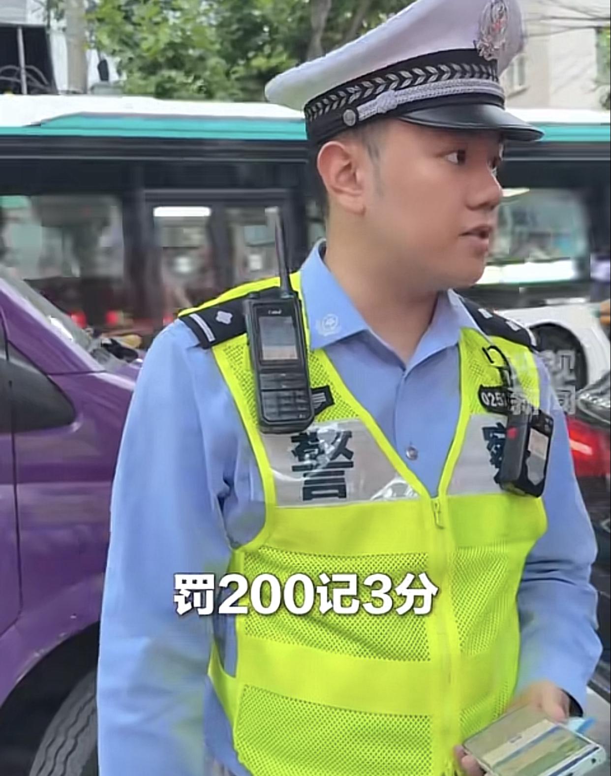 斑马线司机没停车让路人，被罚200扣3分！司机十分不服：停车让行也要有个度嘛，还