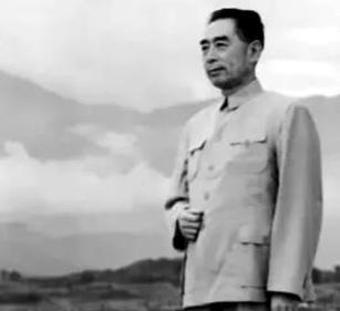 1942年7月，周恩来突然从门外快步闯入，对着邓颖超脱口而出：“小超，你太不够意