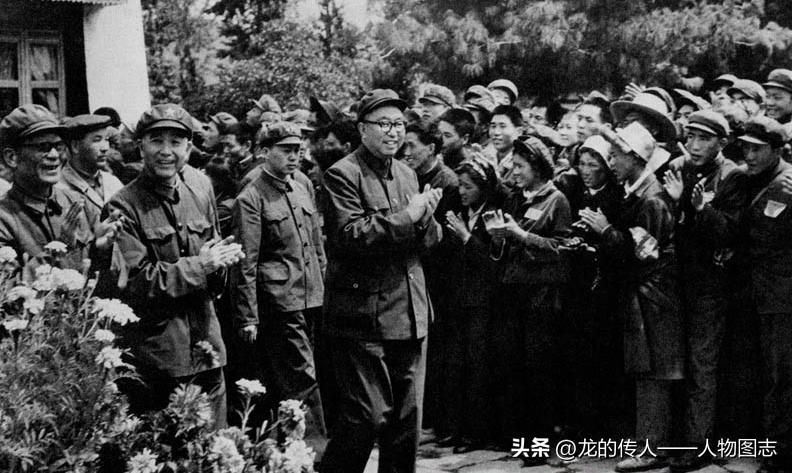 1975年9月10日，中央代表团团长华国锋同志和代表团其他成员，到人民公园同游园