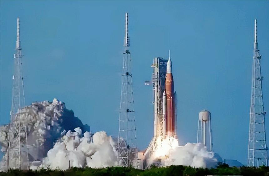 美国绕月飞船最近风光返航，宇航员还刷出了人类最远飞行纪录，可飞船刚上天没多久，天