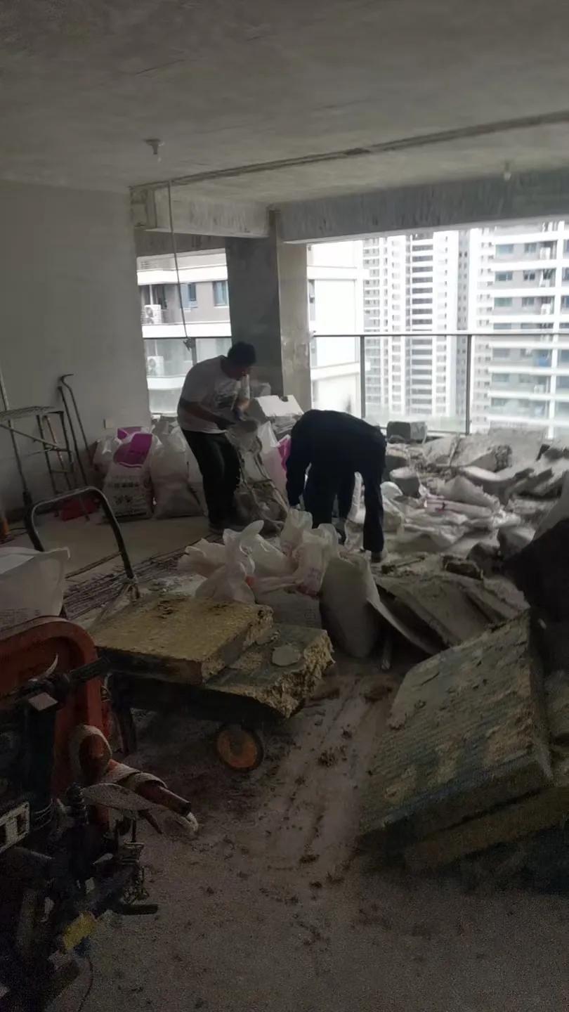 前几天开工的工地，先铲顶再砸墙，今天下垃圾，三个工人拉了三辆小推车开始下垃圾。