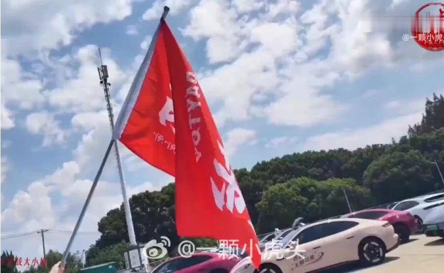 肖战粉丝车主集结尚界Z7车队较优佳豪气的应援，整齐的车队穿梭