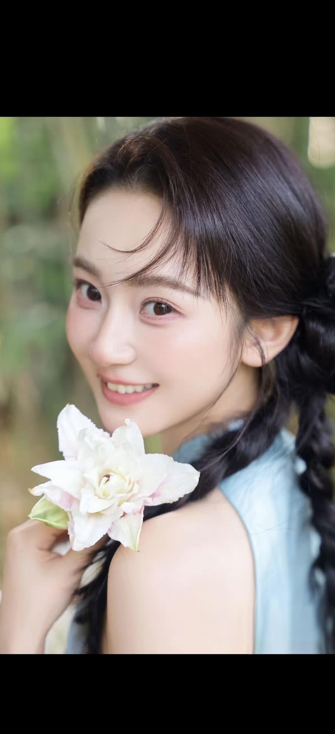 花落人如玉，笑靥似春风。