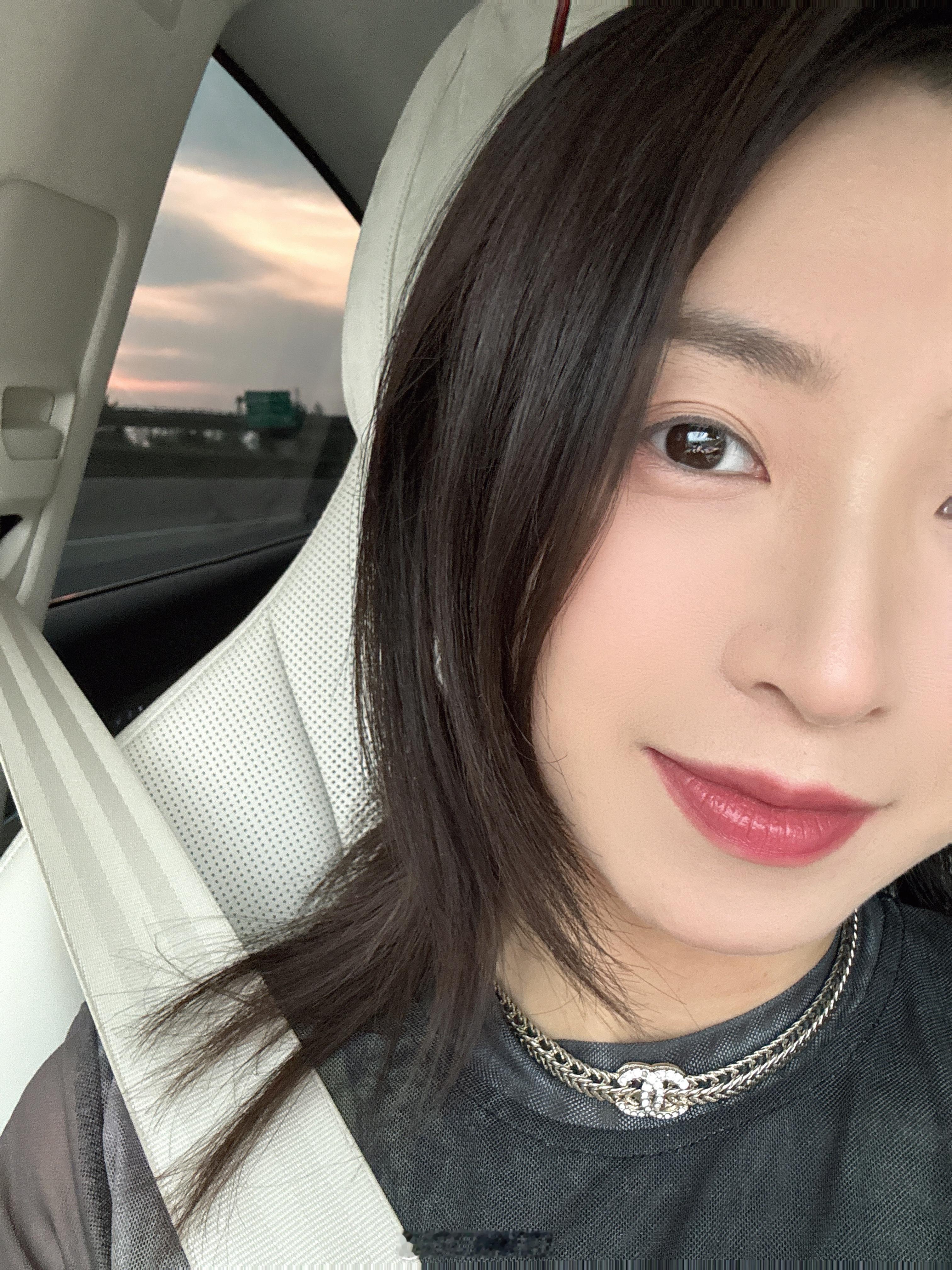 车窗里倒退的是晚霞～🌇下班汪崽日常  ​​​