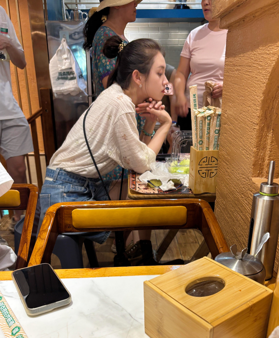 网友新疆饭店偶遇郭宇欣在等饭吃纯素颜好美萌呀😊 