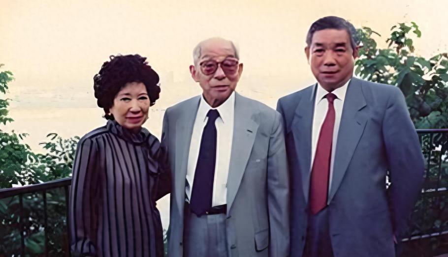 1991年，张学良与蒋士云在美国难得同框，三个月后赵一荻亲自将张学良接回家！
