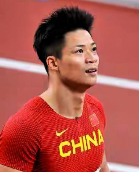 苏炳添又火了！
不是因为重返奥运，
也不是因为再破10秒，
而是36岁的他还没退