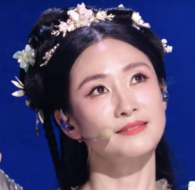 浪姐镜头霸凌似曾相识安小鸟都这么努力的，为什么还要欺负她她全程没哭，很体面，说话