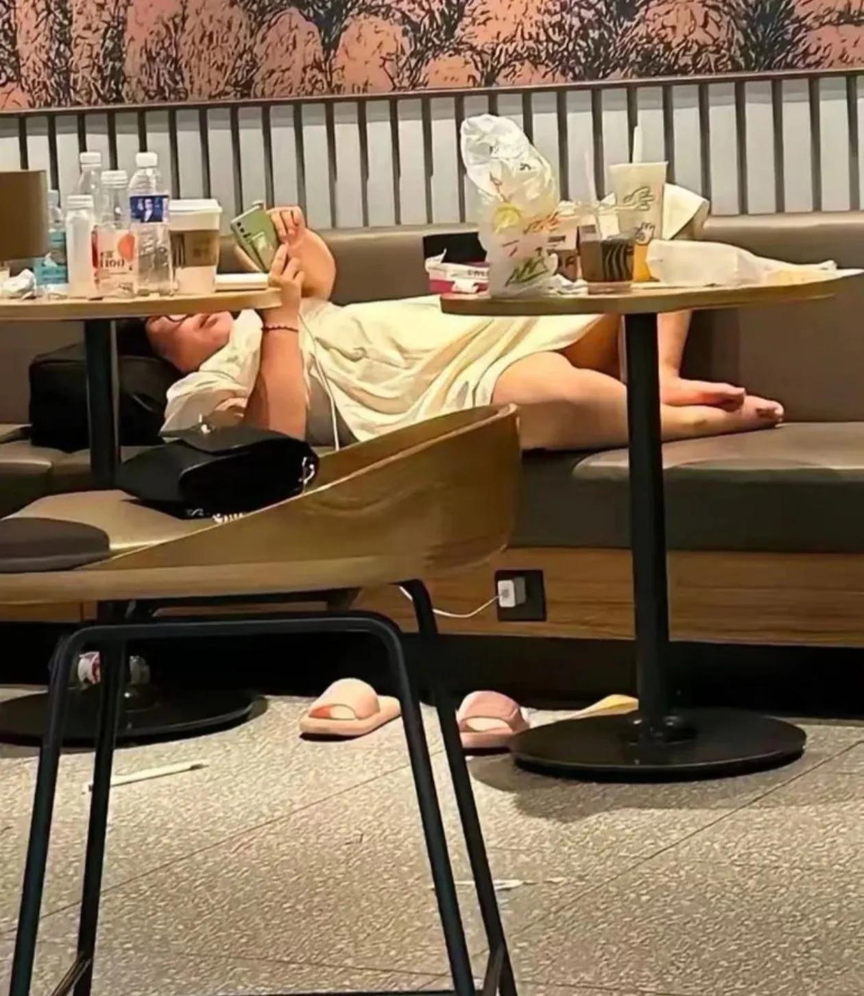 一台笔记本，一个背包，占两个位，点一杯咖啡坐一下午，有什么工作完成不了非要来咖啡