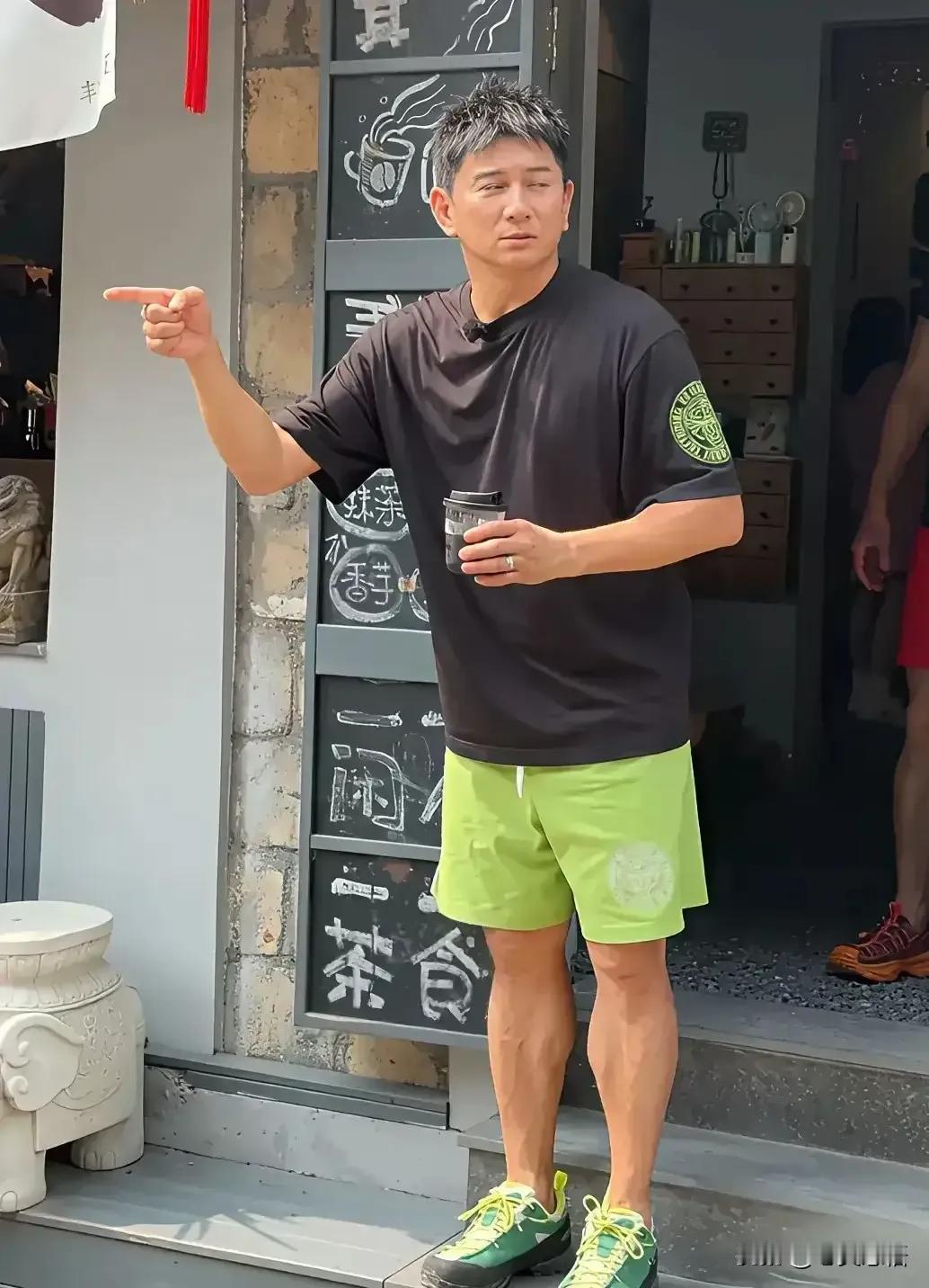 现在才知道吴奇隆矮，腿短手短的，貌似那个年代的男星很多都不高，但女星大多又高又惊