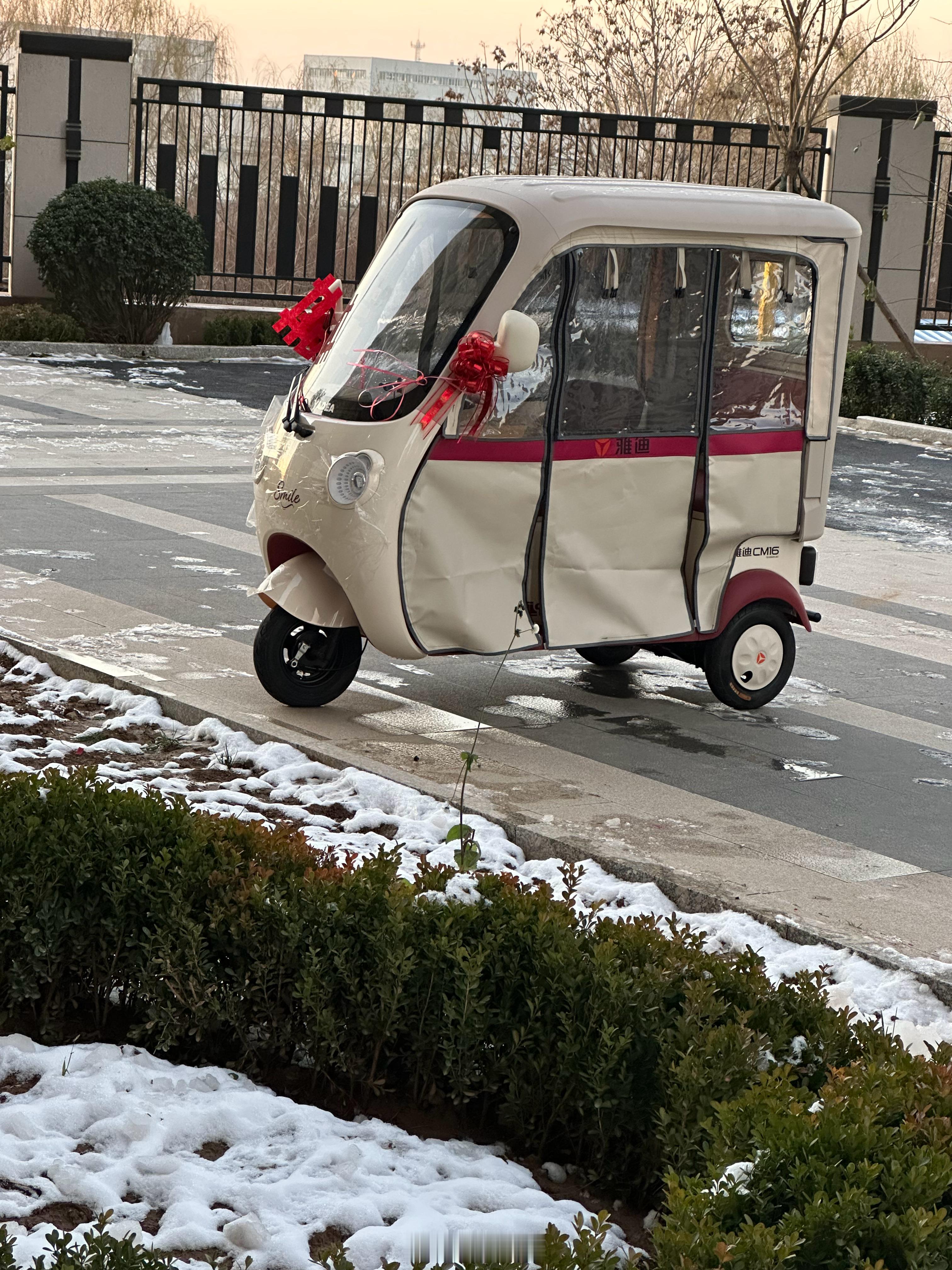 好多人买这种电三轮车，体积小，停车方便，坐一两个人，5000多块钱一辆，还没有i