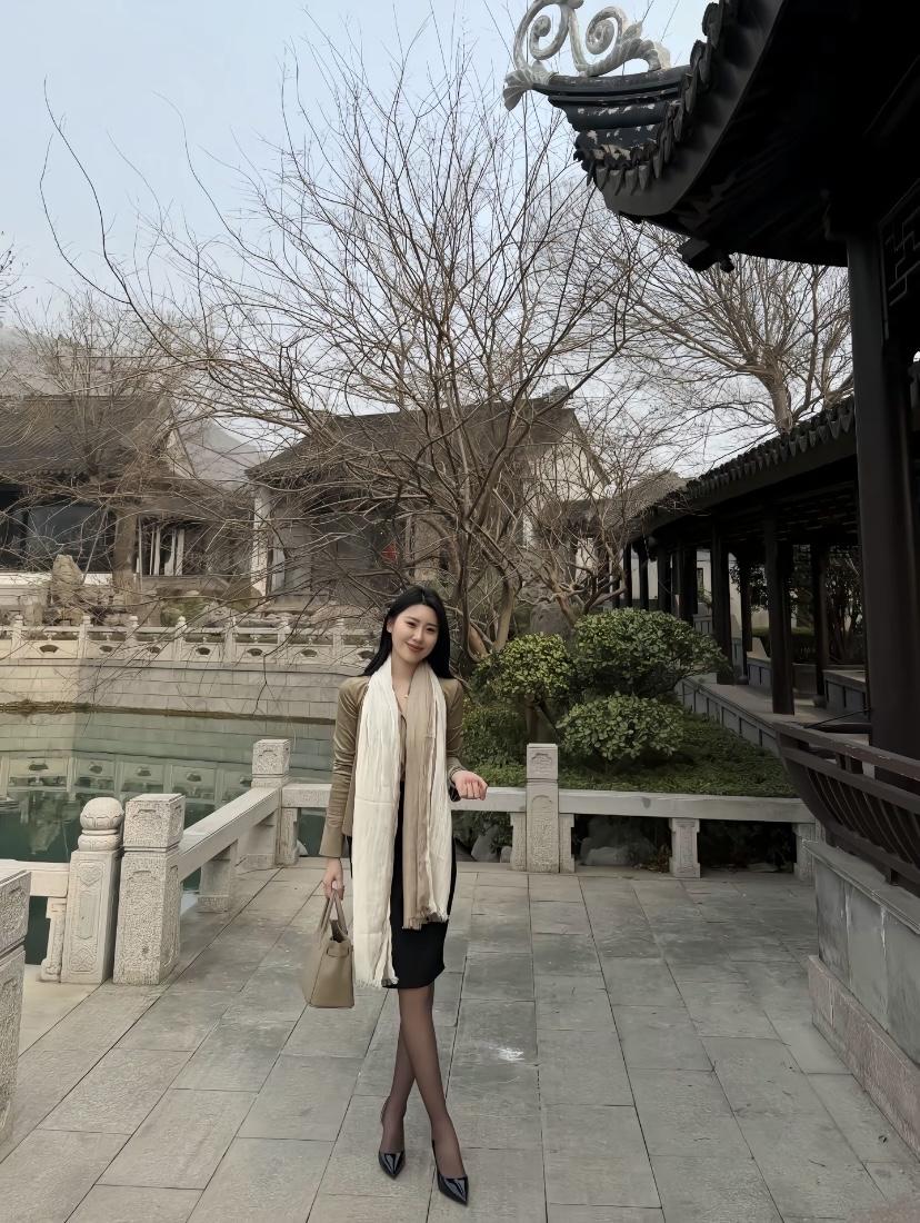 一个人的气质多一半是与生俱来的，
所谓的自带气质，随便穿搭一下都是经典 .
最高