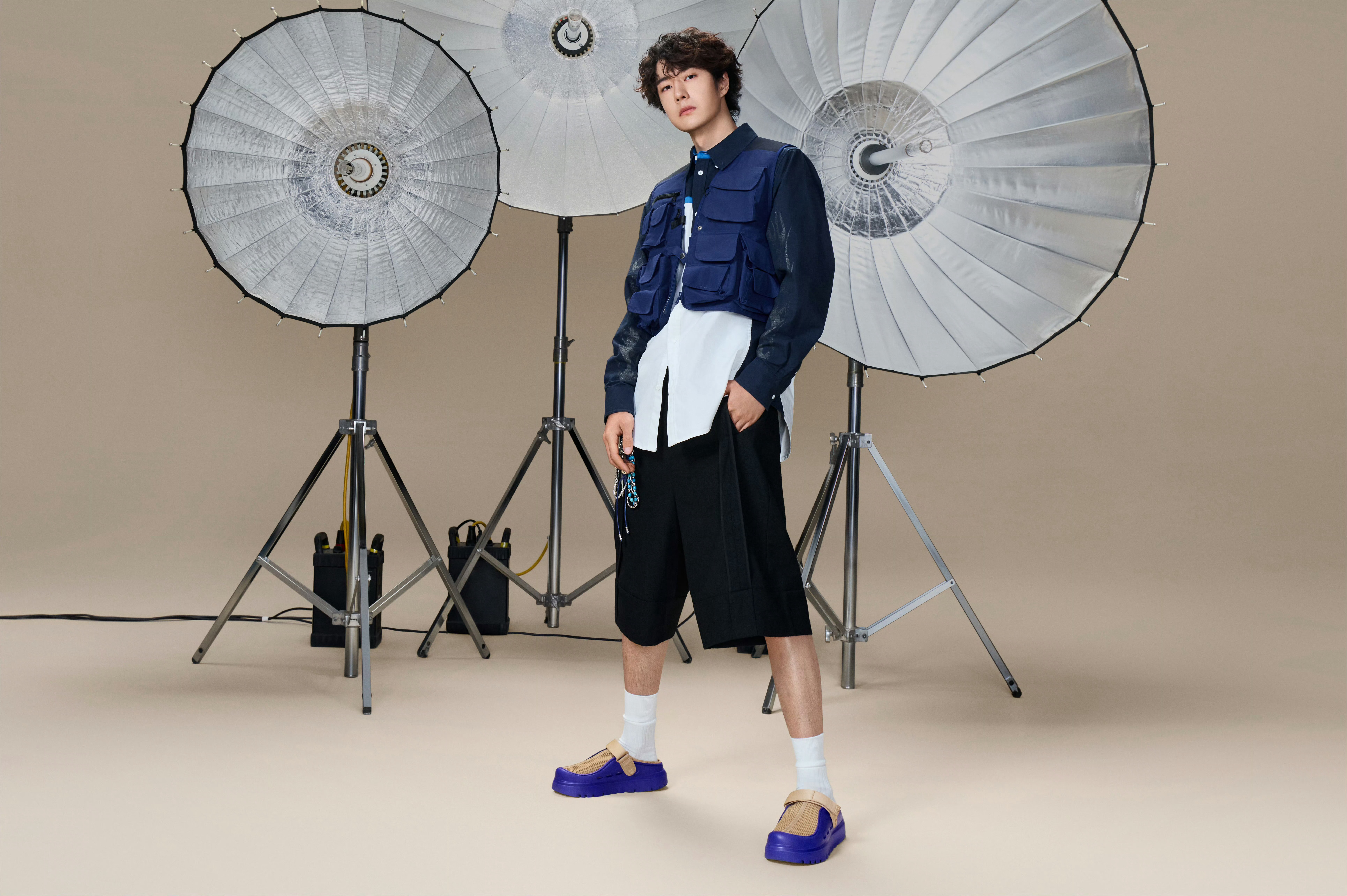 王一博 in UGG 📸 全球代言人上线！春夏轻户外造型，松弛的调调，自在而有